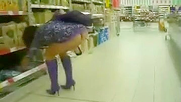 Esposa Sexy sem Calcinha Filmada na Loja Local