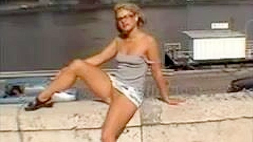 Garota Sem Calcinha Mostrando Buceta em Público