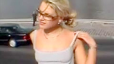 Garota Sem Calcinha Mostrando Buceta em Público