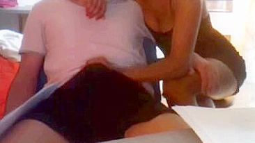 Mulher Batendo Punheta pro Cara na Câmera Escondida de Voyeur