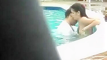 Sexo ao Vivo Filmado: Casal Transando na Piscina