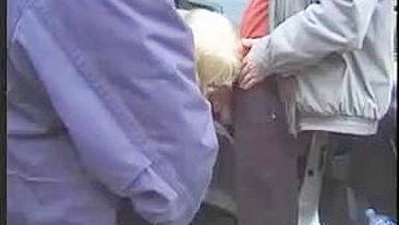 Francesa Levando Surra de Pica no Carro na Rua Pública