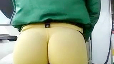 Gata Trabalhadora de Roupa Sexy Mostra a Bunda em Câmera Espiã