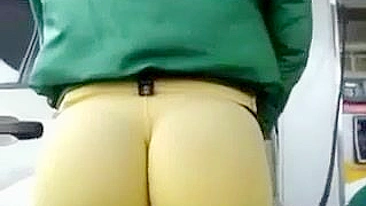 Gata Trabalhadora de Roupa Sexy Mostra a Bunda em Câmera Espiã