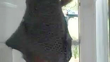 Entregador Surpreendido por Mulher Piscando a Buceta