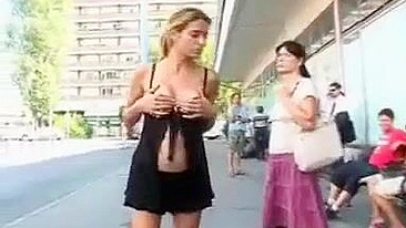 Gata Piscando Nua na Rua Lotada Gravada em Vídeo