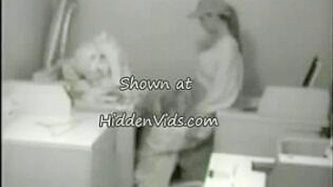 Serviço de Lavanderia Suja por Lésbicas com Sexo Outdoor Escondido