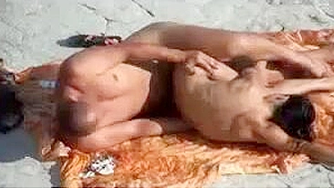 Mulher de Peitos Durinhos na Praia Filmada por Câmera Secreta