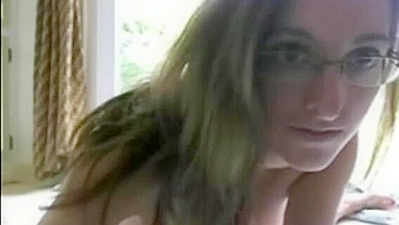 Garota Tarada se Masturba Diante do Jardineiro em Câmera Espiã