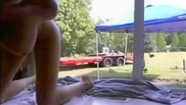 Garota Tarada se Masturba Diante do Jardineiro em Câmera Espiã