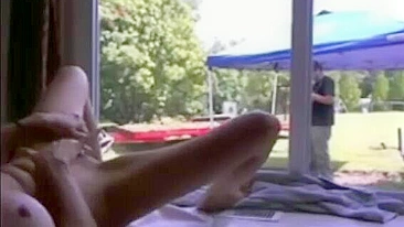 Garota Tarada se Masturba Diante do Jardineiro em Câmera Espiã