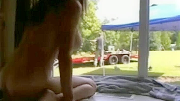 Garota Tarada se Masturba Diante do Jardineiro em Câmera Espiã