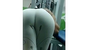 Bunda Incrível e Quente Malhando na Academia, Flagrada sem Saber!