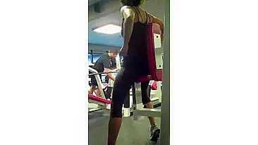 Cara Tarado Espiando Gostosa de Calça Justa na Academia