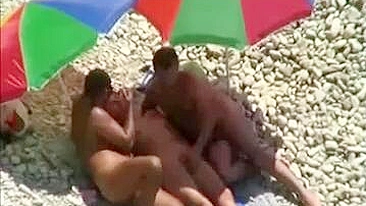 Swingers Escandalosos em Orgia Quente na Praia; Delícia Voyeur!