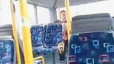 Câmera Espiã no Ônibus: Casal Fodendo em Público