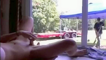 Gostosa e Molhadinha se Masturbando pra Jardineiro Tarado