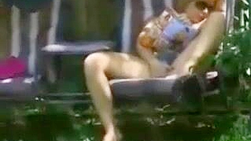 Chocado! Flagrei Minha Vizinha Gostosa Se Masturbando no Quintal!