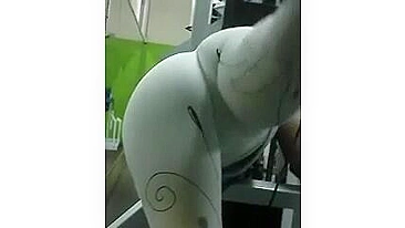 Espiando Garota com Bunda Grande na Academia