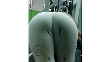 Espiando Garota com Bunda Grande na Academia