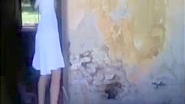 Aventura ao Ar Livre: Gatinha Fofa Faz Boquete Quente