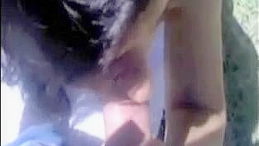 Aventura ao Ar Livre: Gatinha Fofa Faz Boquete Quente