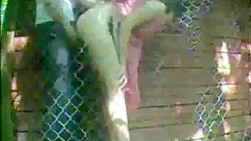 Foda Secreta da Mãe com Vizinho enquanto Pai Bebe Cerveja!