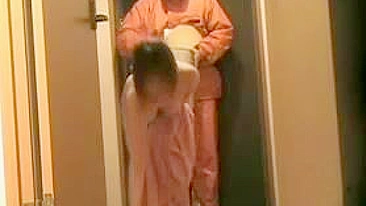 Japonesa Gostosa Piscando pro Entregador na Câmera Espiã