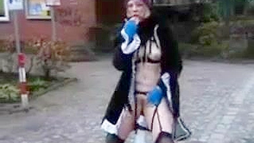 Vídeo de Garota Flagrada Nua em Público