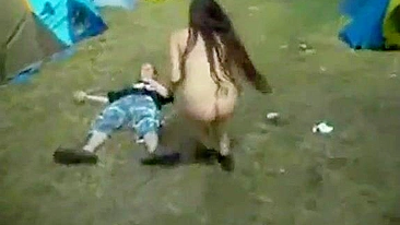 Minha Irmã Bêbada é uma Vadia do Festival Balançando a Bunda Nua no Acampamento!