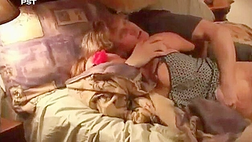 Pai Fodendo e Estuprando a Filhinha Brinquedo Enquanto a Mãe Filma o Incesto Todo!