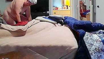 Pervertido Goza nas Calcinhas da Mamãe! Essa Vadia Me Enche o Saco Trocando Roupa Suja