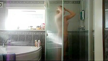 Cougar Gostosa Esfrega Buceta Suculenta na Banheira, Usa Jato pra se Foder Loucamente