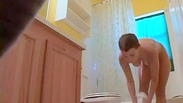 Flagrada depilando a buceta! Irmão espião descobre segredos da sis no banho!