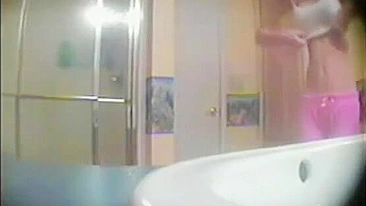 Espiando ~ Vou bater uma pra vadia pelada enquanto ela toma banho!