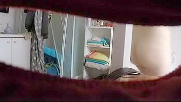 Espiando, porra, mal posso esperar pra meter na bucetinha apertada dela!