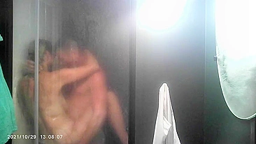 Câmera flagra pais fodendo cru, MILF mama pau e leva no cu