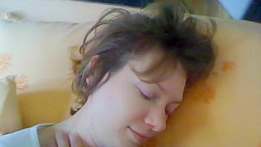 Mãe safada mama o pau duro do filho novinho e engole tudo!