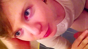 Pau duro do filho novinho ganha boquete da mãe safada e vadia!