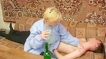 Mamãe Bêbada Vadia Soca no Pau do Filho até Ele Jorrar como uma Fonte na Buceta Velha Dela