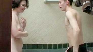 Pau do meu garoto tá durão, socando no buraco quente da mama, viciado nessa foda!