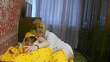 Porra, filho! Metendo na bunda apertada da mama, bombando porra quente nela!