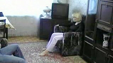 Sentado vendo meu filho foder a buceta apertada da mama, que delícia de visão!