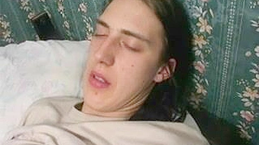 Suruba safada da mamãe com dois filhos deixa o pau do pai duro pra caralho!