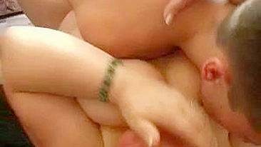 Mamãe safada leva rola enorme do filho - Foda familiar de tarados!