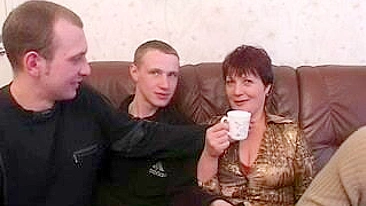 Mamãe safada fode com os dois filhos tarados enquanto o papai tá viajando a trabalho!!