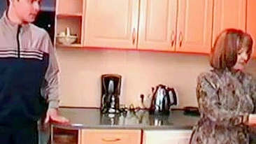 Mãe Dedada pelo Pau do Filho, Jorra como uma Fonte - Pornô Incestuoso Sem Censura!