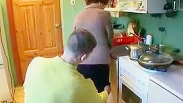 Porra! Mãe Aperta a Buceta pro Pau do Filho nessa Festa Familiar Insana!