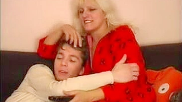 Filho safado enfia o pau na xota da mamãe - incesto bruto real!