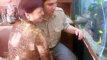 Foda bruta do filho no cu da própria mãe merece gozada na boca dela!